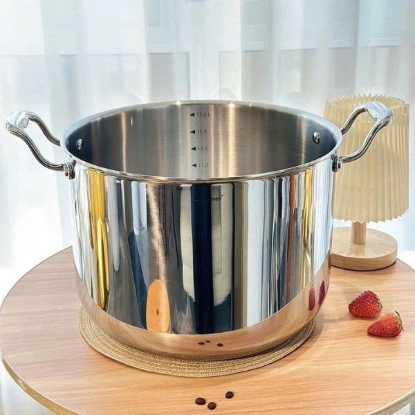 Nồi luộc gà Chockmen 32cm 17L Cấu tạo 3 lớp nguyên khối : lớp trong cùng tiếp xúc thực phẩm là inox18/10
