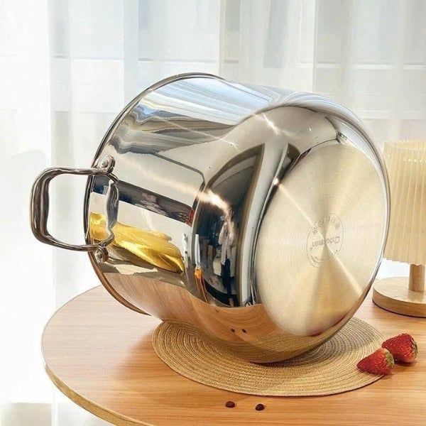 Nồi luộc gà Chockmen 32cm 17L Cấu tạo 3 lớp nguyên khối : lớp trong cùng tiếp xúc thực phẩm là inox18/10