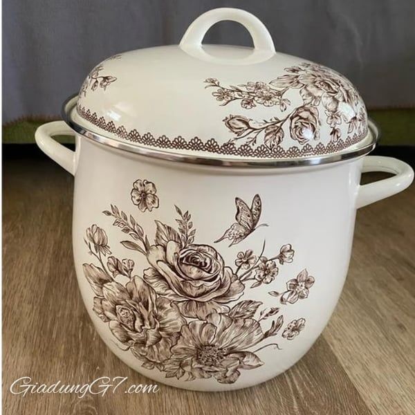 Nồi luộc gà The Pioneer Woman Agatha 11.4 lít Được trang bị tay cầm tích hợp, cung cấp độ bám chắc chắn giúp nâng và di chuyển vật nặng an toàn hơn.