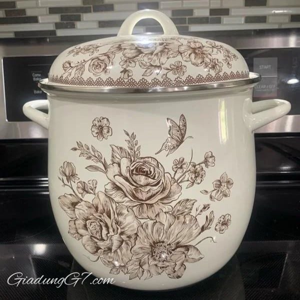 Hãy chế biến những món ăn yêu thích của bạn như nước dùng, món hầm, súp và nhiều món khác nữa với Nồi luộc gà The Pioneer Woman Agatha 11.4 lít.