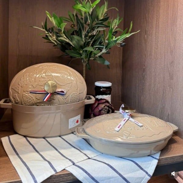 Nồi gang oval Staub Ocean 23cm Z1028-988&nbsp;cho phép bạn tận hưởng trọn vẹn lợi ích và hương vị của phương pháp nấu ăn không cần nước