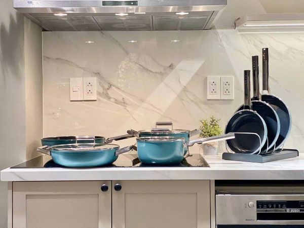 Nồi Smeg CSF2412EGM 24cm 4.6L làm cho việc nấu các món hầm trở nên dễ dàng và tiện lợi.