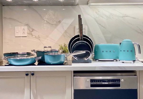 Nồi Smeg CSF2412EGM 24cm 4.6L Nắp kính cường lực