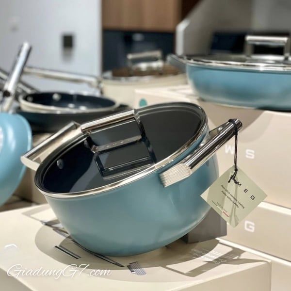 Nồi Smeg CSF2412EGM 24cm 4.6L Thiết kế hai tay cầm bên hông bằng thép không gỉ, có hình dáng lớ