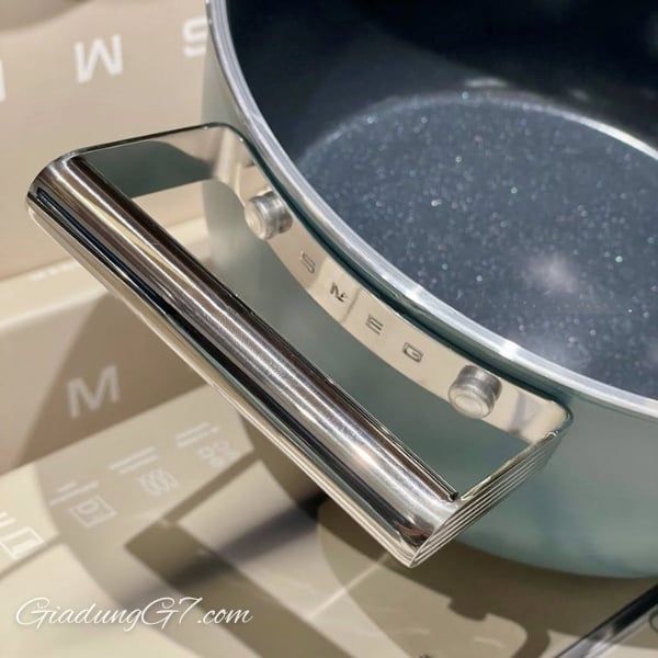 Nồi Smeg CSF2412EGM 24cm 4.6L Thiết kế hai tay cầm bên hông bằng thép không gỉ, có hình dáng lớ