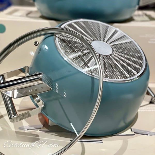 Nồi Smeg CSF2412EGM 24cm 4.6L Thiết kế hai tay cầm bên hông bằng thép không gỉ, có hình dáng lớ