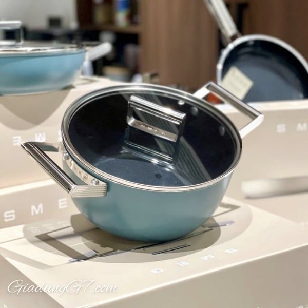 Nồi Smeg CSF2412EGM 24cm 4.6L Thiết kế hai tay cầm bên hông bằng thép không gỉ, có hình dáng lớ