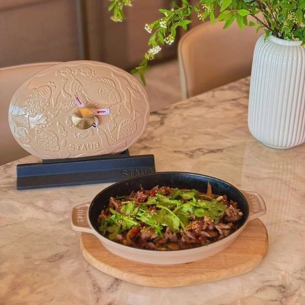 Nồi gang oval Staub Ocean 23cm Z1028-988&nbsp;cho phép bạn tận hưởng trọn vẹn lợi ích và hương vị của phương pháp nấu ăn không cần nước