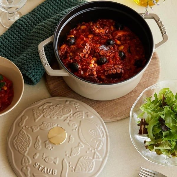 Nồi tròn oval Staub Ocean 20cm Z1028-986&nbsp;cho phép bạn tận hưởng trọn vẹn lợi ích và hương vị của phương pháp nấu ăn không cần nước