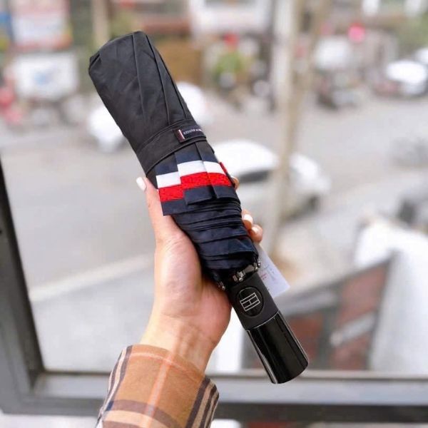 Ô Tommy Hilfiger được làm bằng vải chống thấm nước