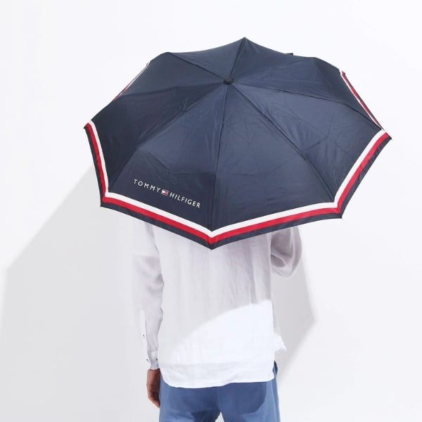 Ô Tommy Hilfiger được làm bằng vải chống thấm nước