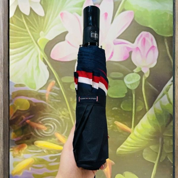 Ô Tommy Hilfiger được làm bằng vải chống thấm nước