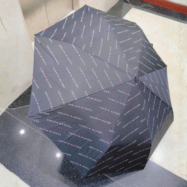 Ô Tommy Hilfiger được làm bằng vải chống thấm nước