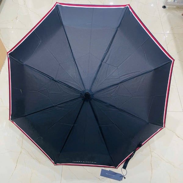 Ô Tommy Hilfiger được làm bằng vải chống thấm nước