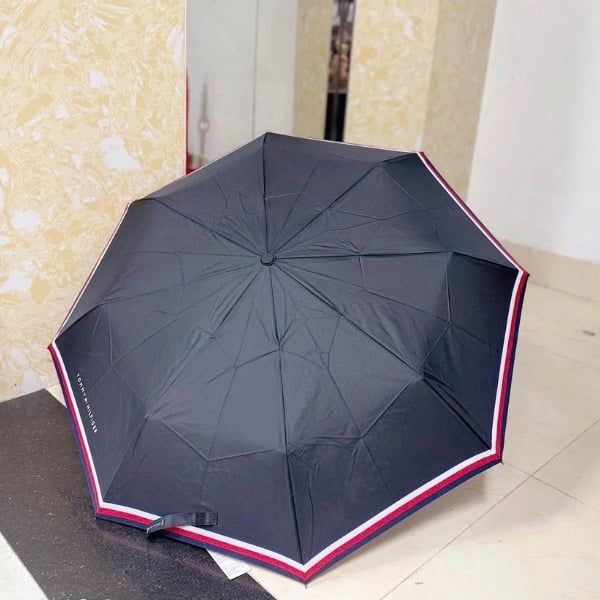 Ô Tommy Hilfiger được làm bằng vải chống thấm nước