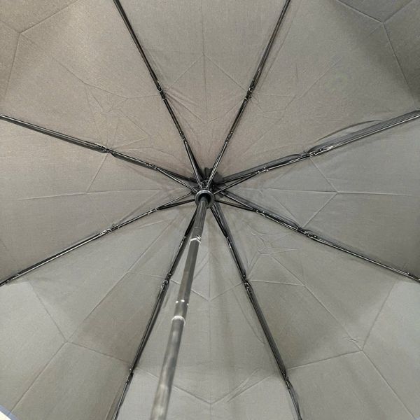 Ô Tommy Hilfiger được làm bằng vải chống thấm nước