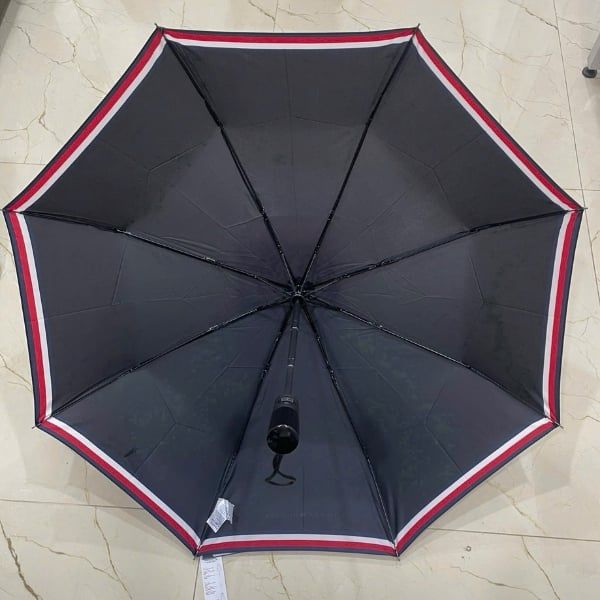 Ô Tommy Hilfiger được làm bằng vải chống thấm nước