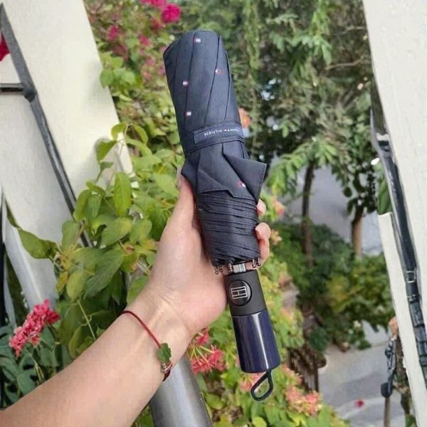 Ô Tommy Hilfiger được làm bằng vải chống thấm nước