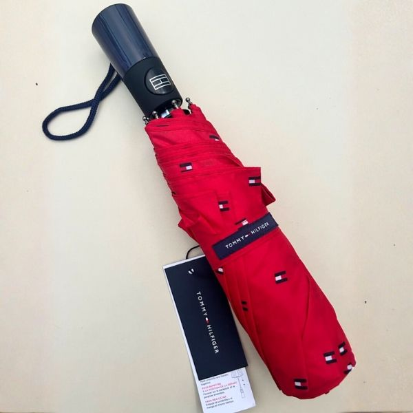 Ô Tommy Hilfiger được làm bằng vải chống thấm nước