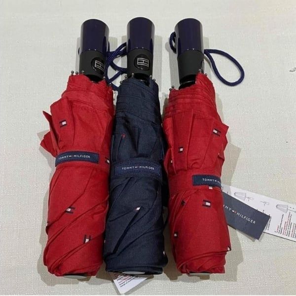 Ô Tommy Hilfiger được làm bằng vải chống thấm nước