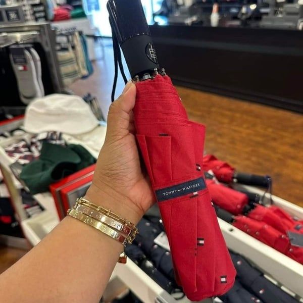 Ô Tommy Hilfiger được làm bằng vải chống thấm nước