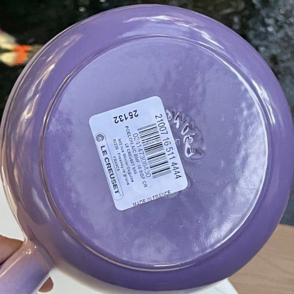 Quánh Le Creuset 16cm 1L được thiết kế ôm sát giúp dễ dàng di chuyển từ bếp ra bàn ăn.