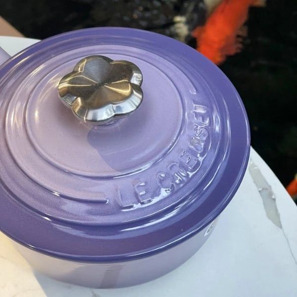 Quánh Le Creuset 16cm 1L được thiết kế ôm sát giúp dễ dàng di chuyển từ bếp ra bàn ăn.