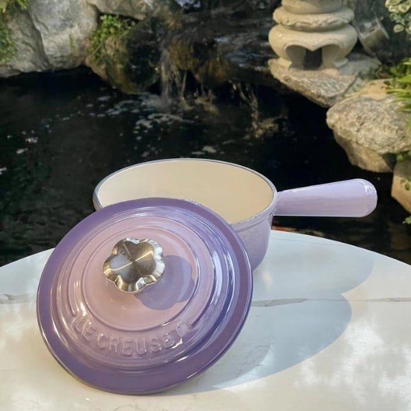 Quánh Le Creuset 16cm 1L được thiết kế ôm sát giúp dễ dàng di chuyển từ bếp ra bàn ăn.