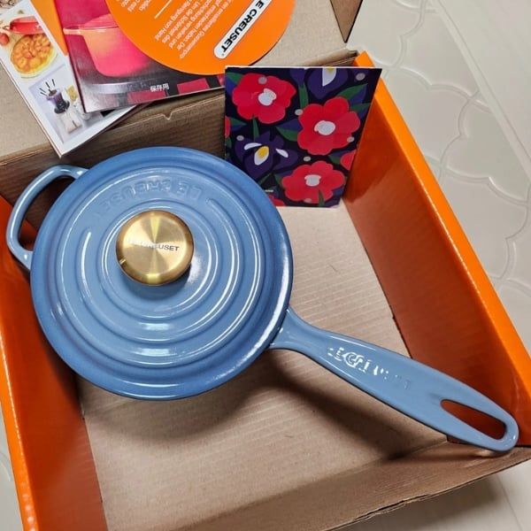 Khám phá vẻ bóng nhẹ nhàng và nét giản dị nhưng tinh tế của Quánh Le Creuset 16cm 1.75L - Màu Xanh Chambray