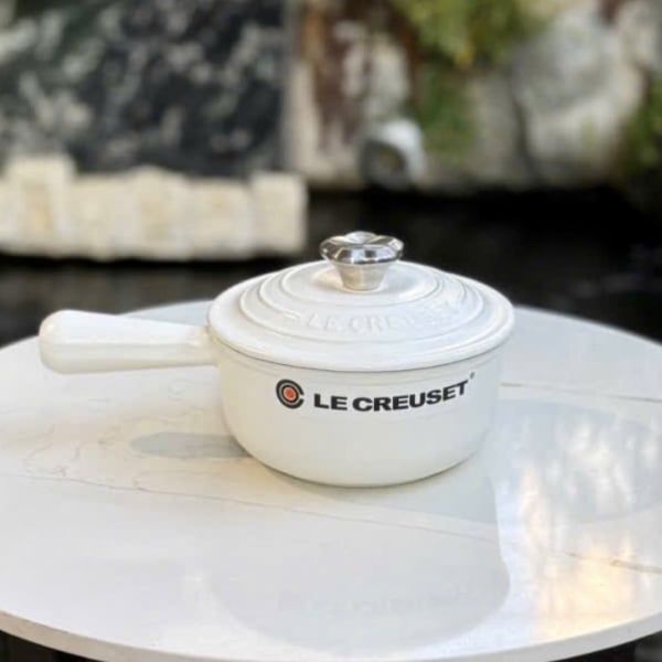Quánh Le Creuset 16cm 1L - Màu Trắng&nbsp;là sản phẩm cao cấp thuộc dòng đồ nấu ăn bằng gang tráng men nổi tiếng của Le Creuset