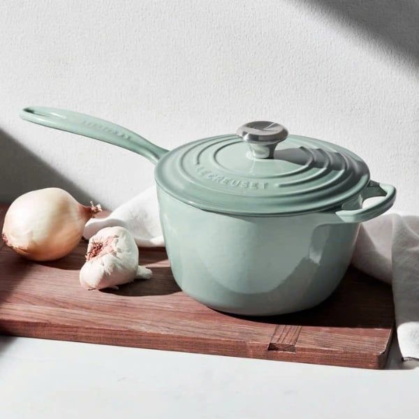 Quánh Le Creuset Sea Salt 16cm 1.5L Núm vặn tiện dụng và tay cầm dạng vòng rộng được thiết kế để dễ dàng nâng