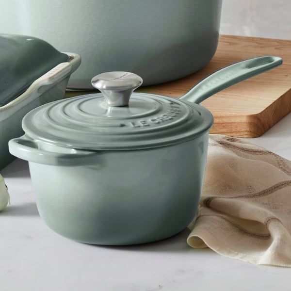 Quánh Le Creuset Sea Salt 16cm 1.5L - Màu Xanh  Nồi gang tráng men Le Creuset có lòng nồi cong mềm mại và đáy tròn giúp việc làm nước sốt dễ dàng