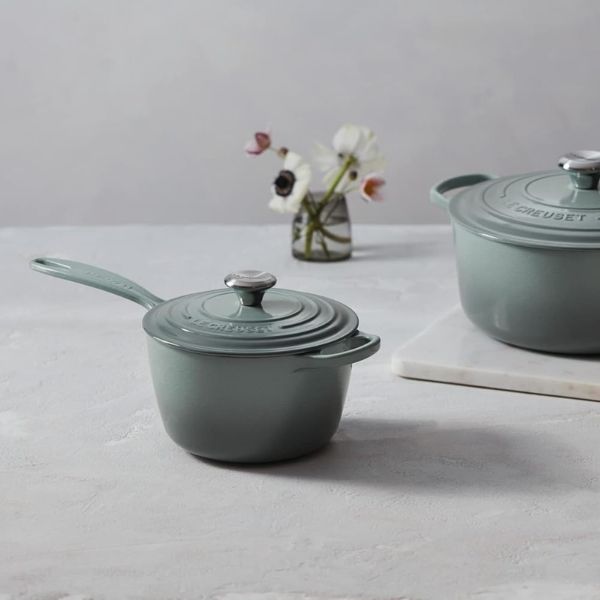 Quánh Le Creuset Sea Salt 16cm 1.5L Núm vặn tiện dụng và tay cầm dạng vòng rộng được thiết kế để dễ dàng nâng