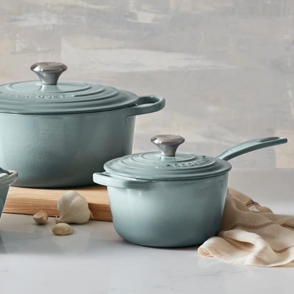 Quánh Le Creuset Sea Salt 16cm 1.5L Núm vặn tiện dụng và tay cầm dạng vòng rộng được thiết kế để dễ dàng nâng