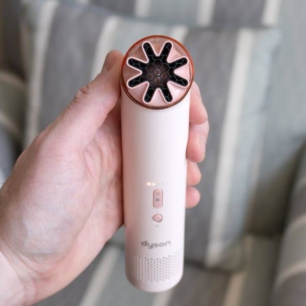 Quạt cầm tay Dyson Hush Jet Mini Cool Thiết kế siêu gọn cỡ bằng mặt đồng hồ (38 mm), nặng chỉ 212 gram nhưng tích hợp thiết kế 3 trong 1 (cầm tay, đeo cổ, để bàn).