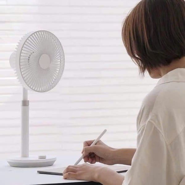 Quạt tích điện để bàn Lumena Fan Prime 3&nbsp;là giải pháp lưu thông không khí được thiết kế để hòa hợp hoàn hảo với mọi không gian sống trong nhà hoặc ngoài trời.