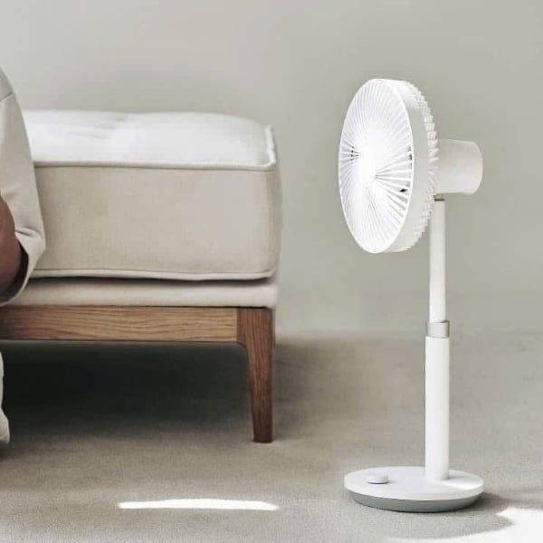 Quạt tích điện để bàn Lumena Fan Prime 3&nbsp;là giải pháp lưu thông không khí được thiết kế để hòa hợp hoàn hảo với mọi không gian sống trong nhà hoặc ngoài trời.