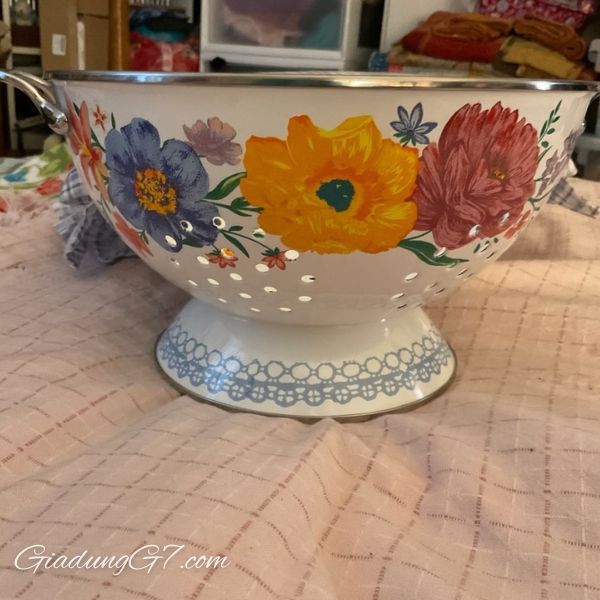 Rổ lọc bằng thép tráng men The Pioneer Woman Brilliant Blooms 5 lít&nbsp;Tuyệt vời để lọc mì hoặc rửa rau củ.