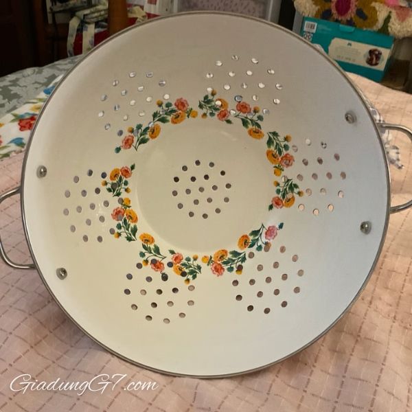 Rổ lọc bằng thép tráng men The Pioneer Woman Brilliant Blooms 5 lít&nbsp;Tuyệt vời để lọc mì hoặc rửa rau củ.