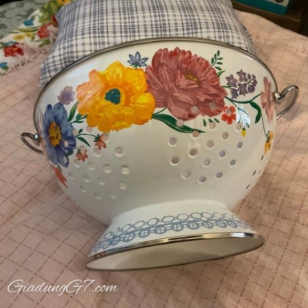 Rổ lọc bằng thép tráng men The Pioneer Woman Brilliant Blooms 5 lít&nbsp;Tuyệt vời để lọc mì hoặc rửa rau củ.