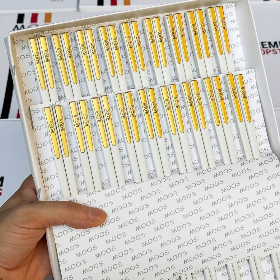 Set 18 đôi đũa sợi thủy tinh hoàng gia Moos Đức sở hữu thiết kế tinh xảo như một tác phẩm nghệ thuật, mang đến sự sang trọng và đẳng cấp cho bàn ăn gia đình.