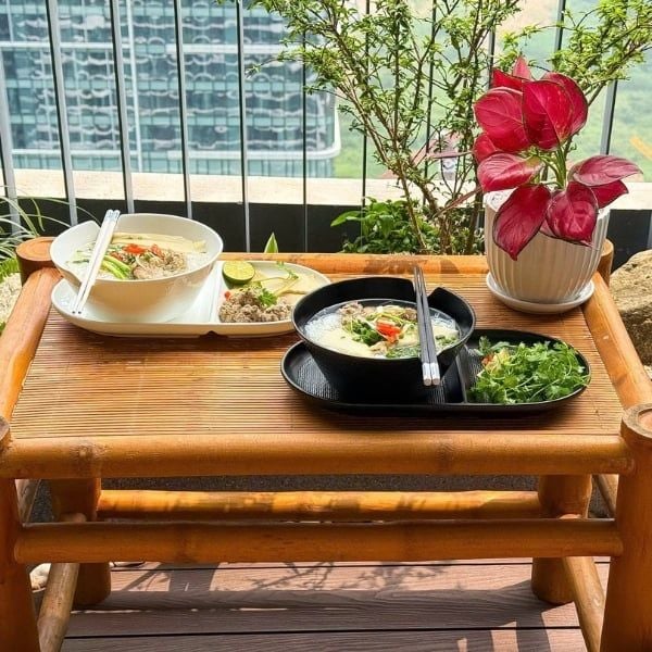 Set 2 bát ăn phở kèm 2 đĩa của Royal Berlin,&nbsp;thương hiệu sứ cao cấp, mã vạch Đức chất lượng chuẩn Âu.