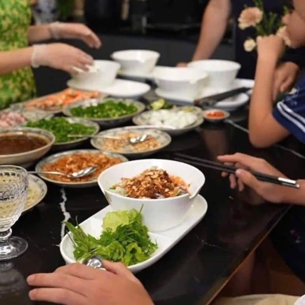 Set 2 bát ăn phở kèm 2 đĩa của Royal Berlin,&nbsp;thương hiệu sứ cao cấp, mã vạch Đức chất lượng chuẩn Âu.