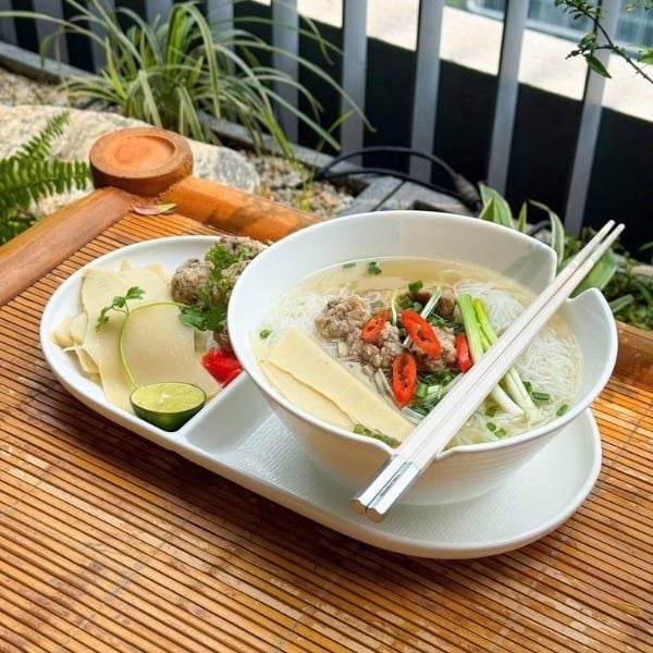 Set 2 bát ăn phở kèm 2 đĩa của Royal Berlin,&nbsp;thương hiệu sứ cao cấp, mã vạch Đức chất lượng chuẩn Âu.