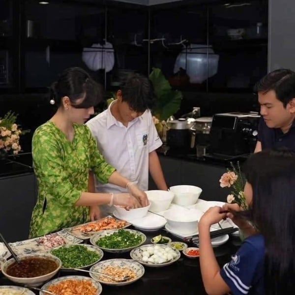 Set 2 bát ăn phở kèm 2 đĩa của Royal Berlin,&nbsp;thương hiệu sứ cao cấp, mã vạch Đức chất lượng chuẩn Âu.
