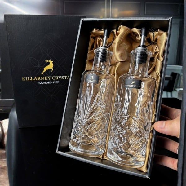 Set 2 bình đựng dầu giấm pha lê Killarney  Bộ sản phẩm pha lê Killarney với thiết kế vượt thời gian gồm bình đựng dầu, giấm&nbsp;sẽ làm nổi bật mọi phong cách trang trí.