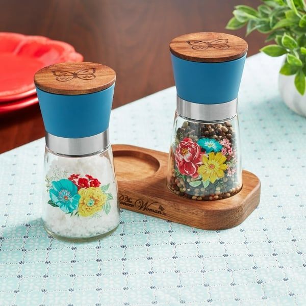 Hãy khuấy động căn bếp với Bộ dụng cụ xay tiêu muối The Pioneer Woman Sweet Romance.
