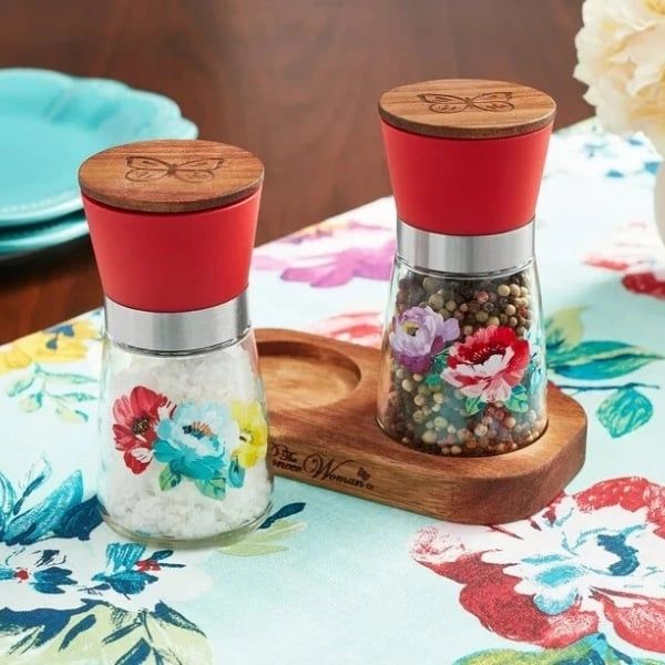 Hãy khuấy động căn bếp với Bộ dụng cụ xay tiêu muối The Pioneer Woman Sweet Romance.