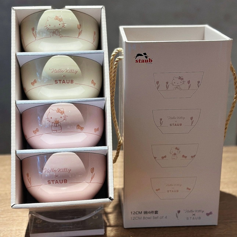 Set 4 bát Hello Kitty Staub 12cm là bộ bát thuộc dòng sản phẩm hợp tác giữa Hello Kitty và Staub