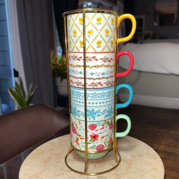 Set 4 cốc gốm kèm giá The Pioneer Woman Ditsy 369ml có thể dùng được trong máy rửa chén và lò vi sóng